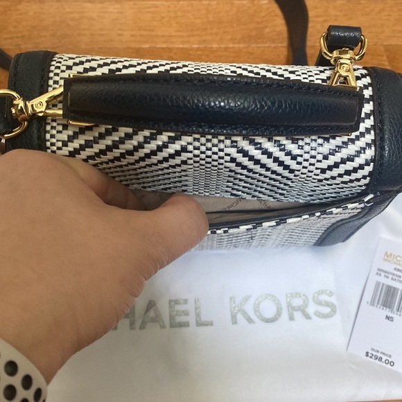 EUC Michael Kors Blue Navy and White Kinsley XS satchel. - Picture 8 of 17